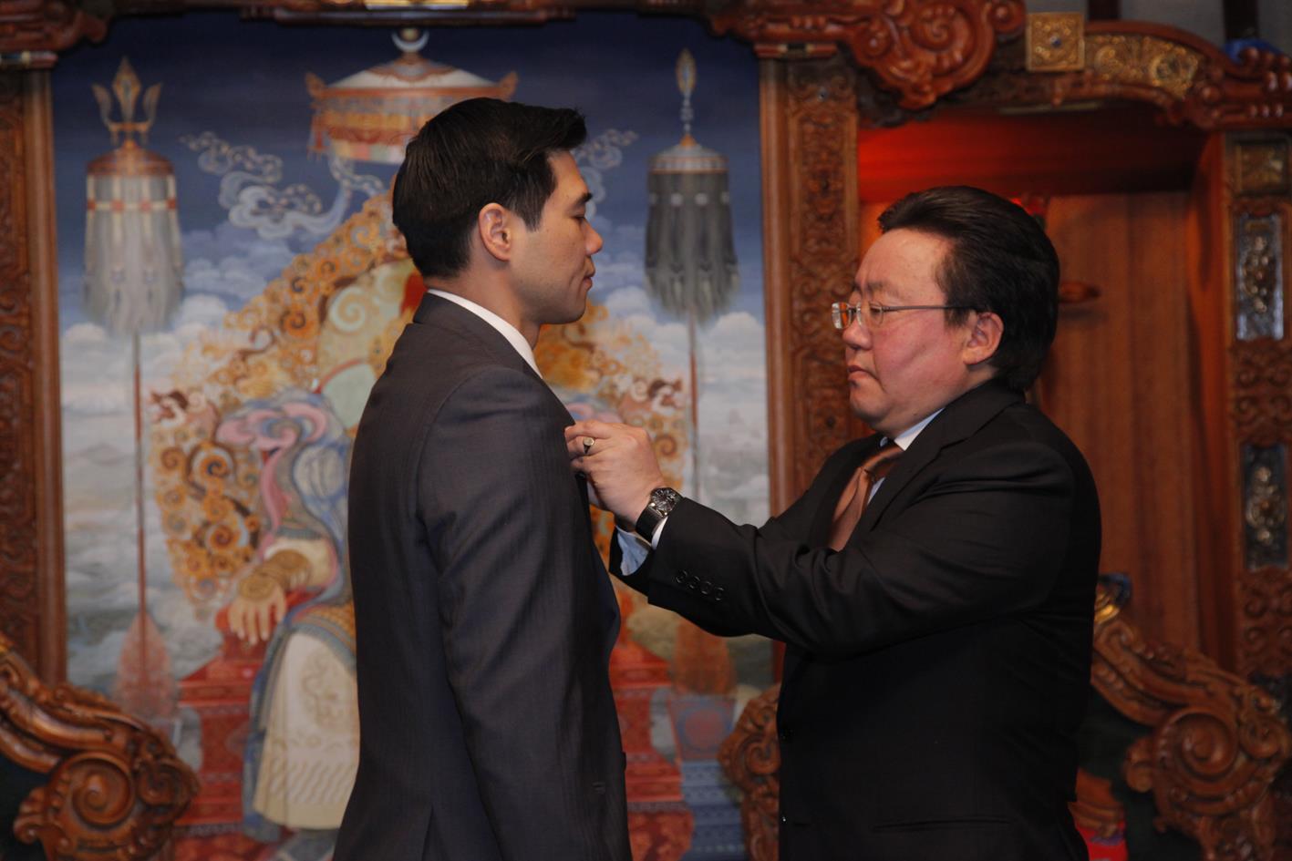 Altannar Chinchuluun accepts the Mongolian State Laureate Award